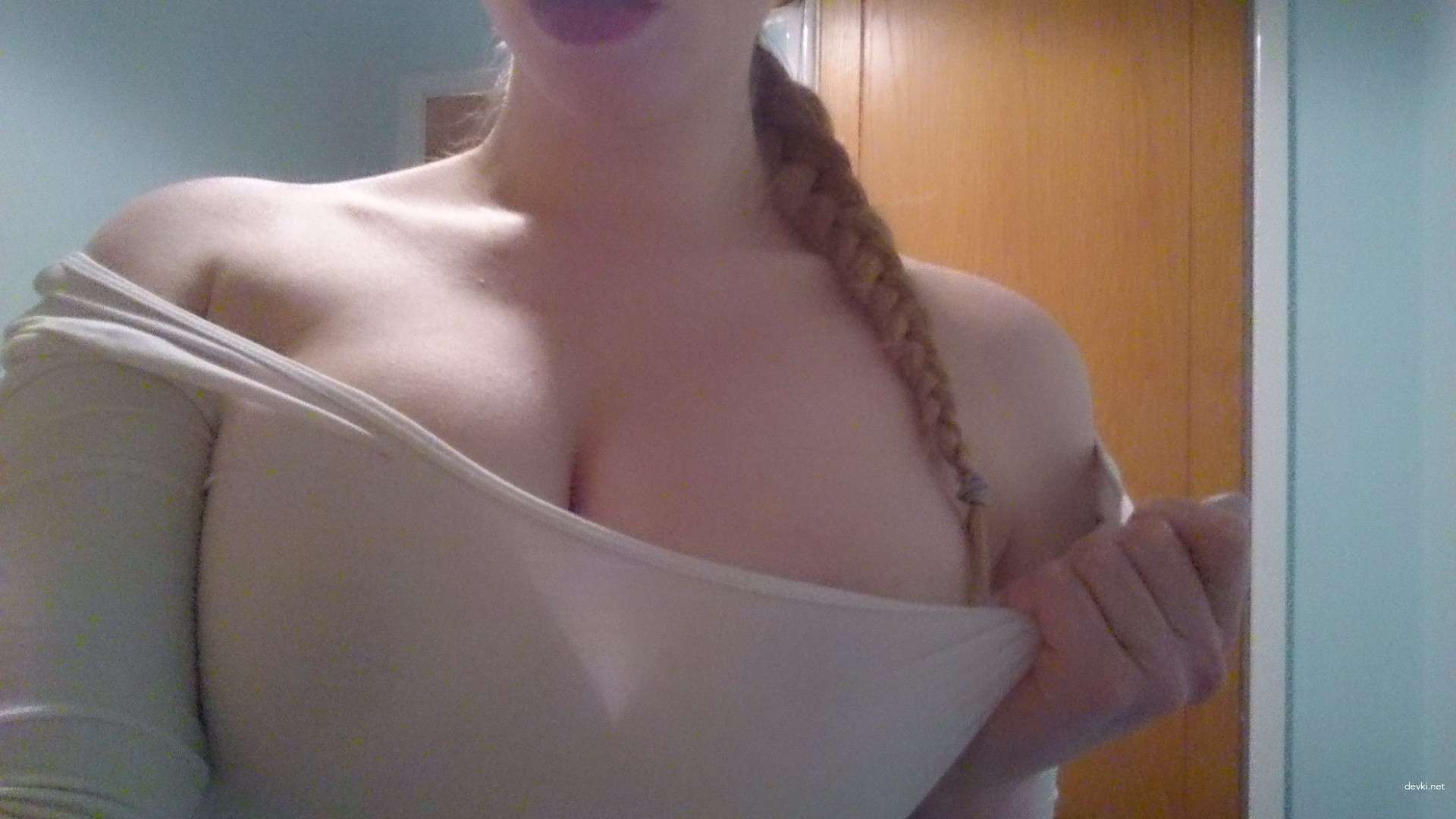 Blonde Amateur Strip Tease (Part 1) - Explicit Nude Photos