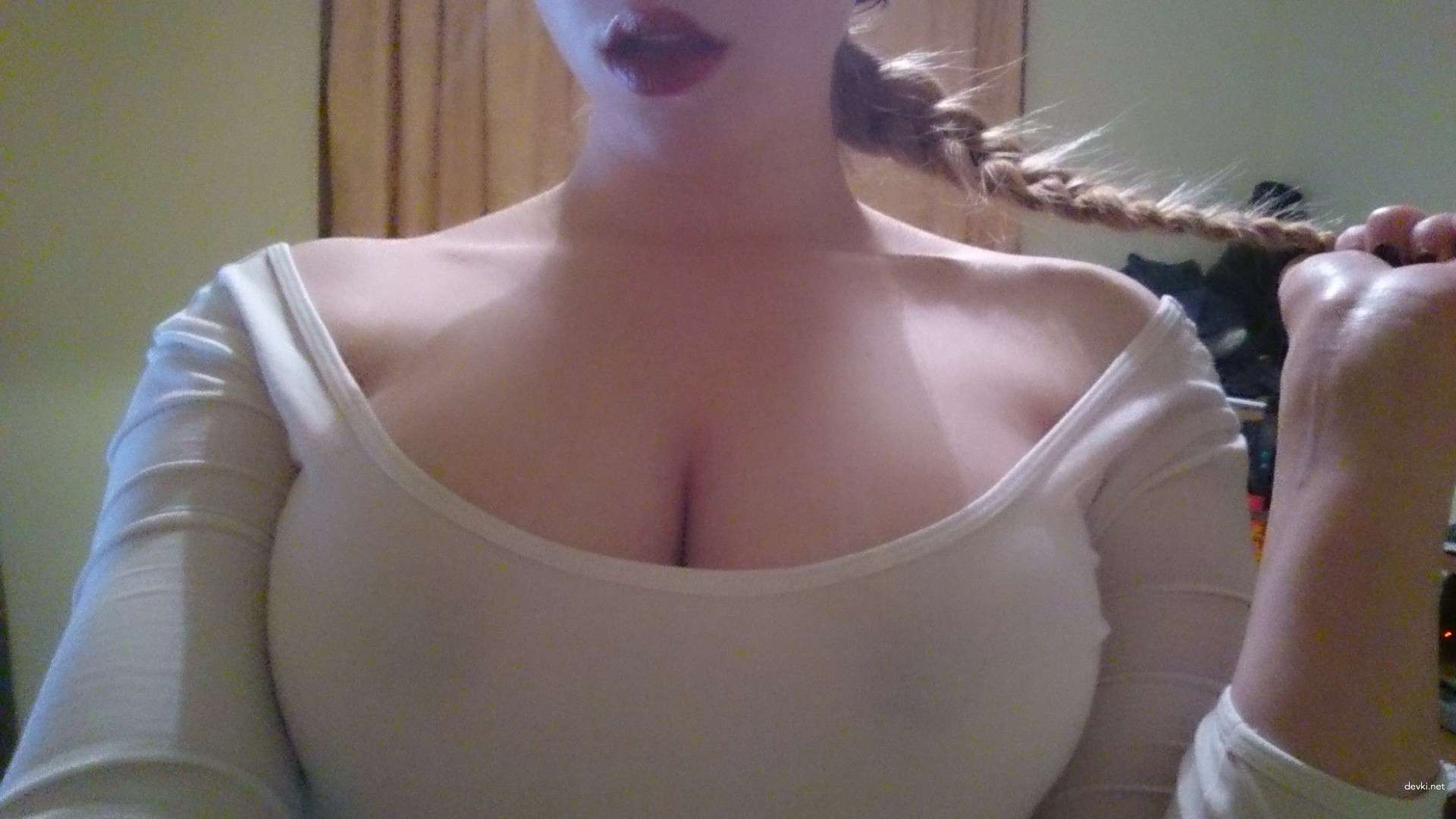 Blonde Amateur Strip Tease (Part 1) - Explicit Nude Photos