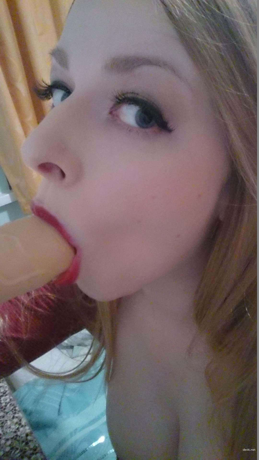 Blonde Amateur Strip Tease (Part 1) - Explicit Nude Photos