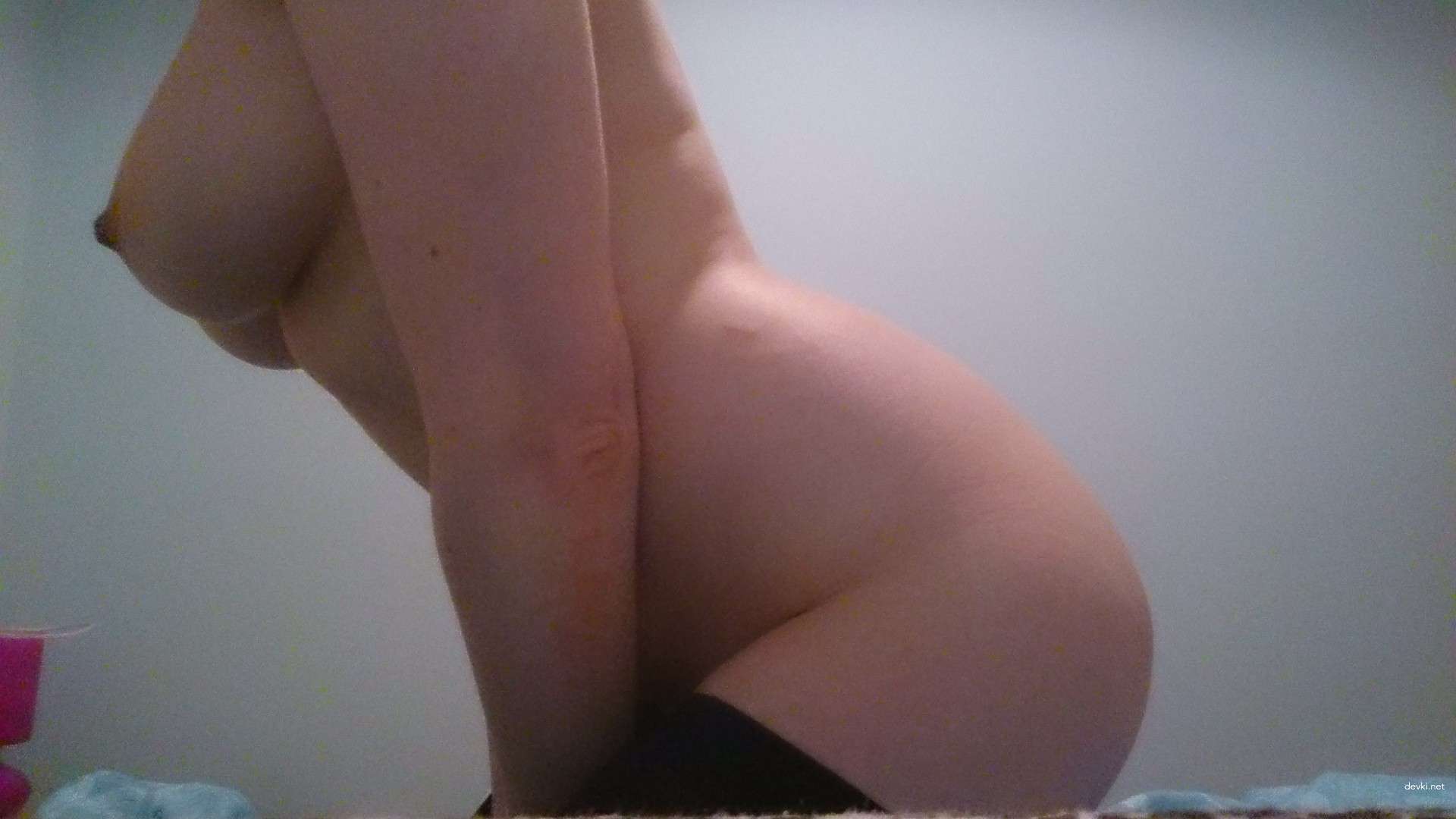 Blonde Amateur Strip Tease (Part 1) - Explicit Nude Photos