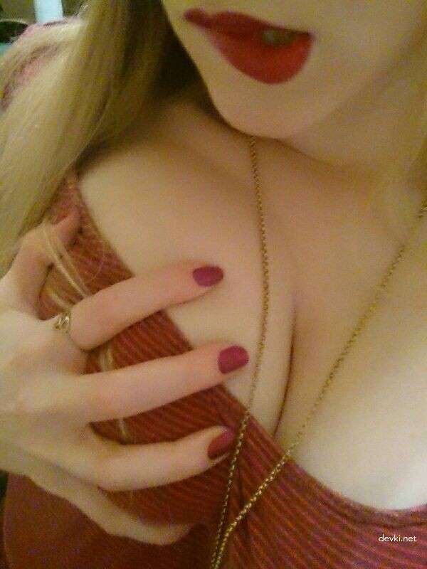 Blonde Amateur Strip Tease (Part 1) - Explicit Nude Photos