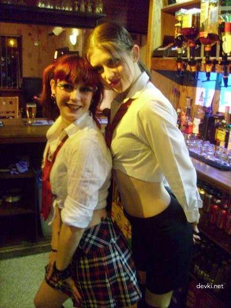 Seductive Nude Girl Poses in Amateur Porn Photo Shoot