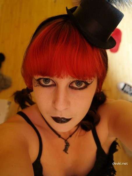 Seductive Nude Girl Poses in Amateur Porn Photo Shoot