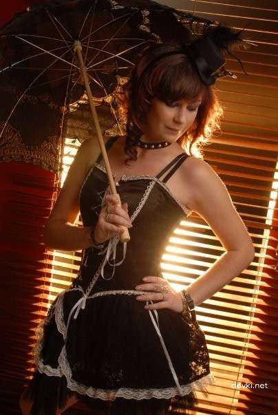 Seductive Nude Girl Poses in Amateur Porn Photo Shoot