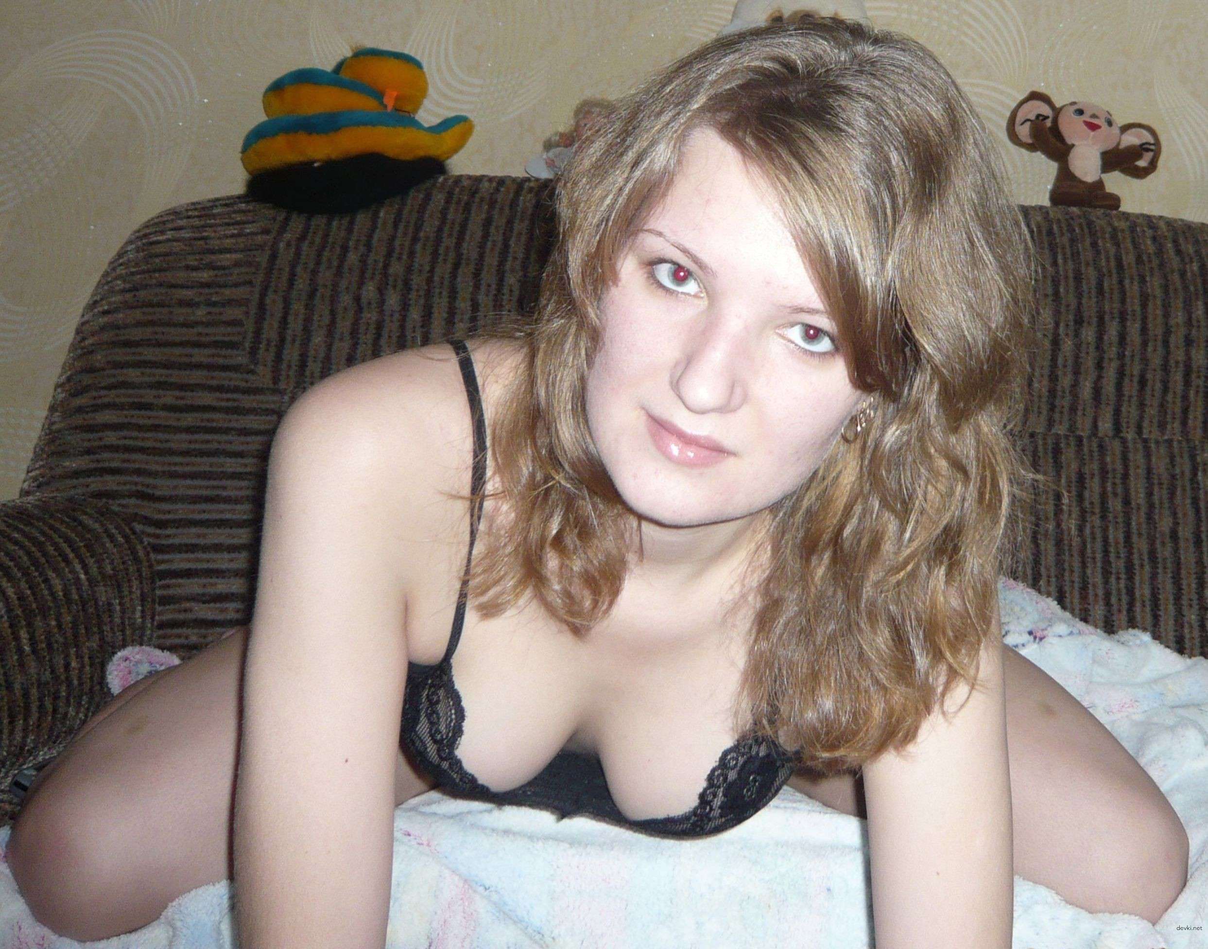Provocative Private Photos of Rural Girl: Explicit Amateur Shots