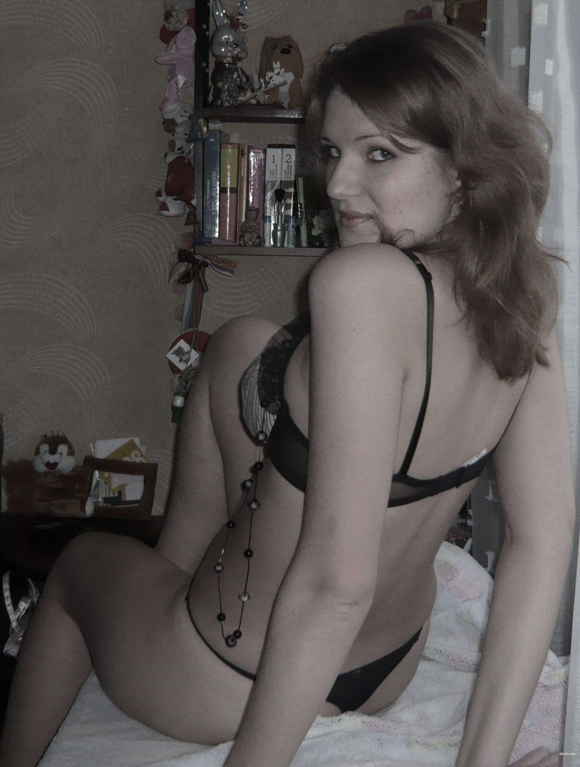 Provocative Private Photos of Rural Girl: Explicit Amateur Shots