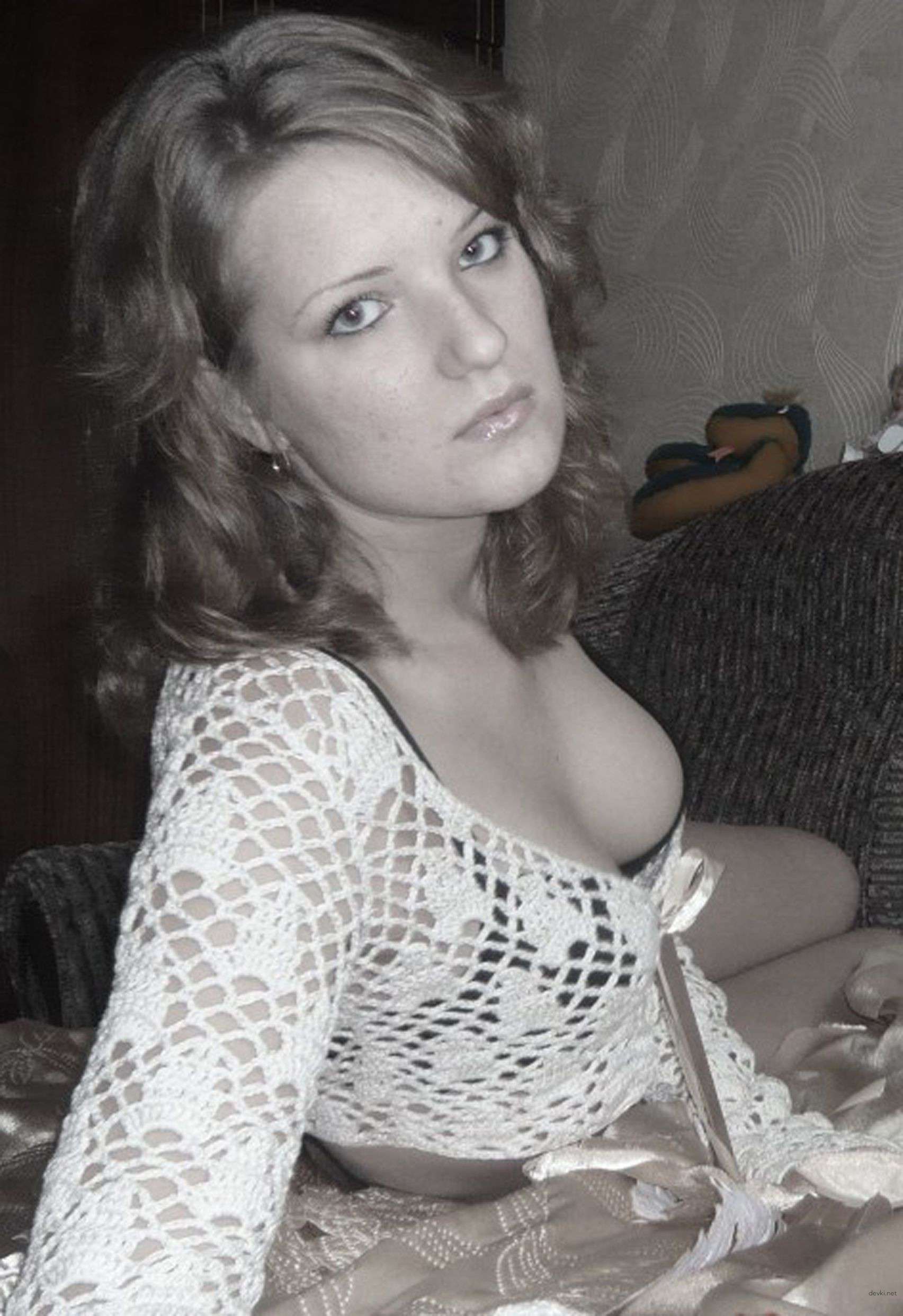 Provocative Private Photos of Rural Girl: Explicit Amateur Shots