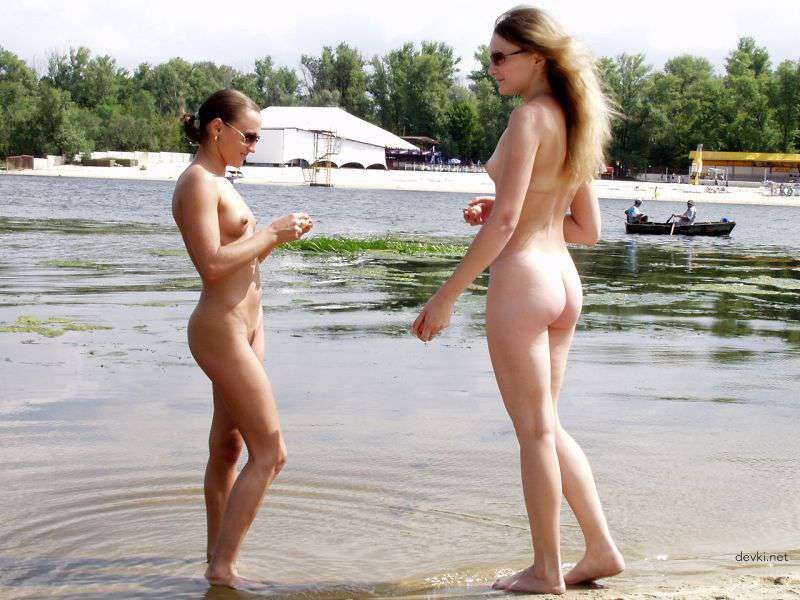 Explicit Amateur Beach Nudes: Naked Girlfriends Sunbathing