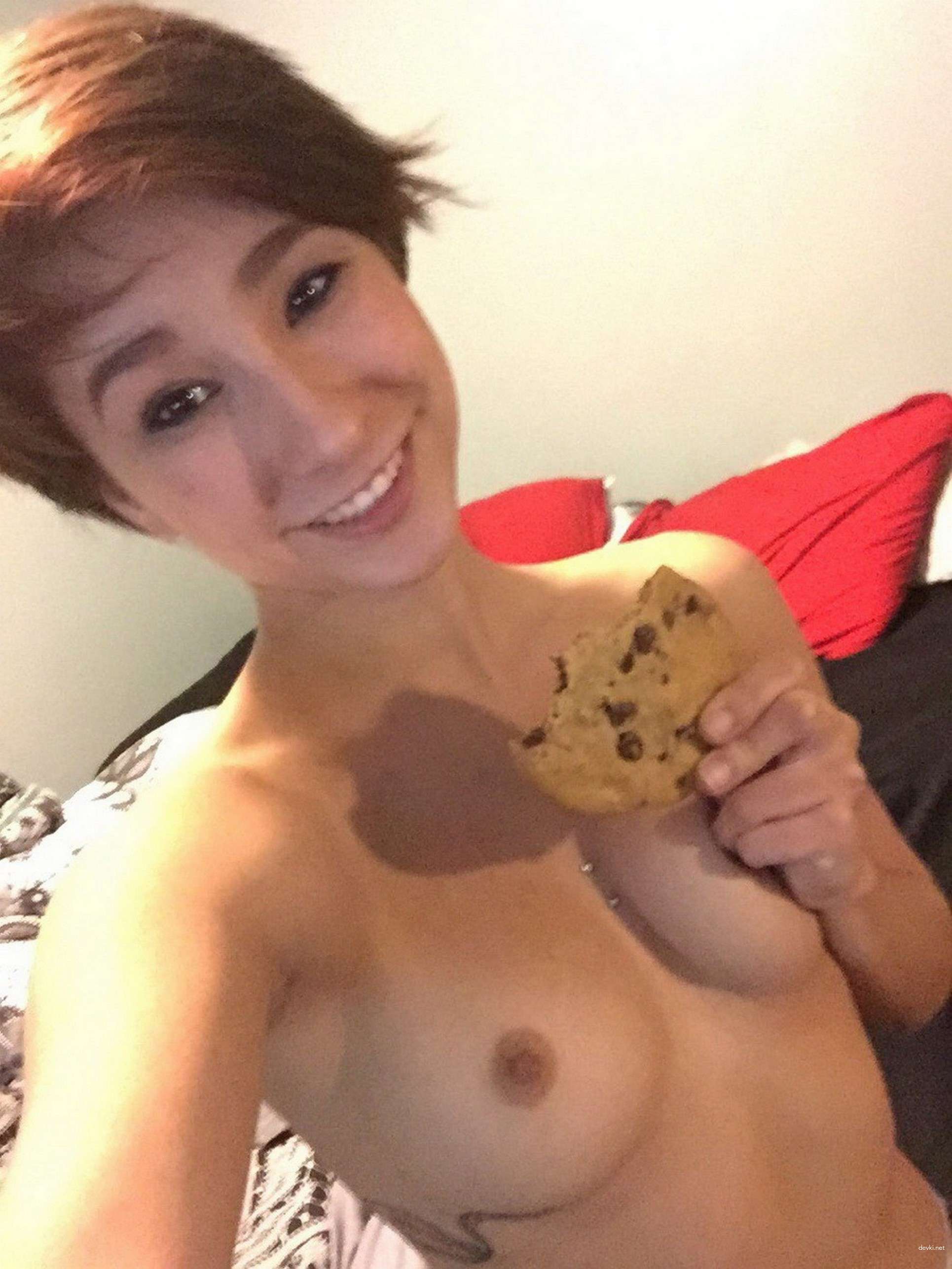 Skinny Girl's Explicit Amateur Selfie: Hot and Naked!