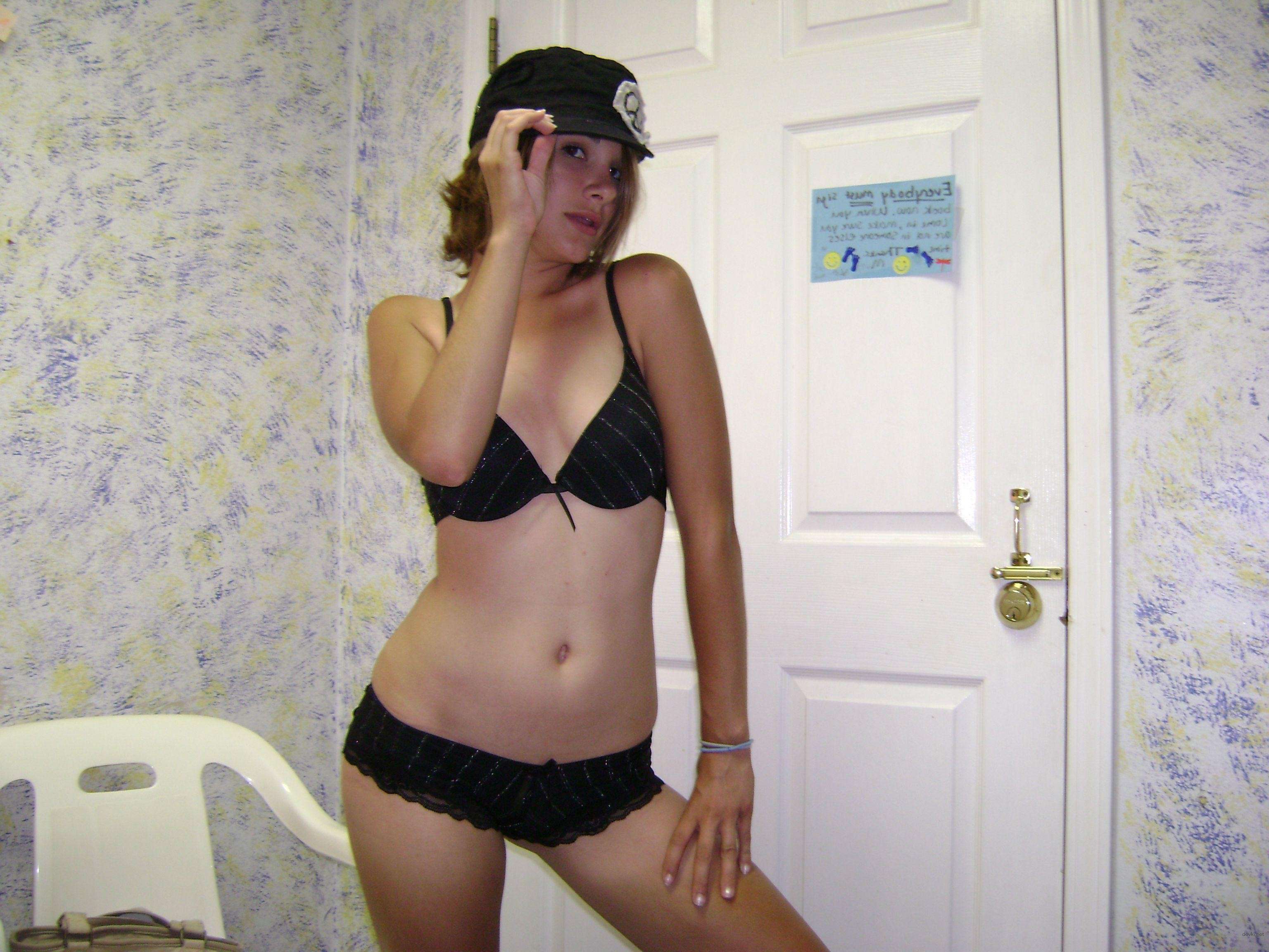 Hot Amateur Selfie of Cute Girl - Explicit Nude Photo Shoot