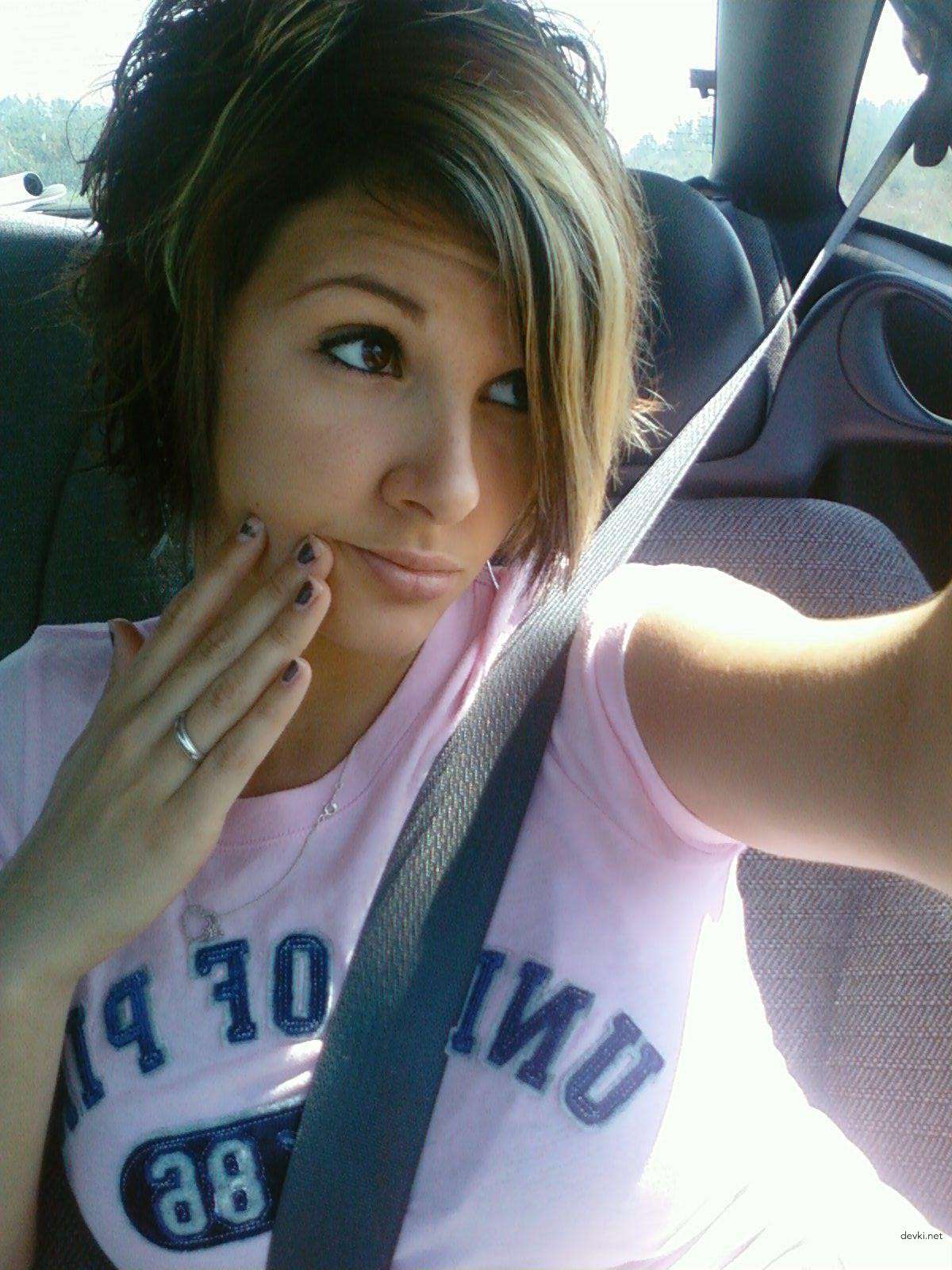 Hot Amateur Selfie of Cute Girl - Explicit Nude Photo Shoot