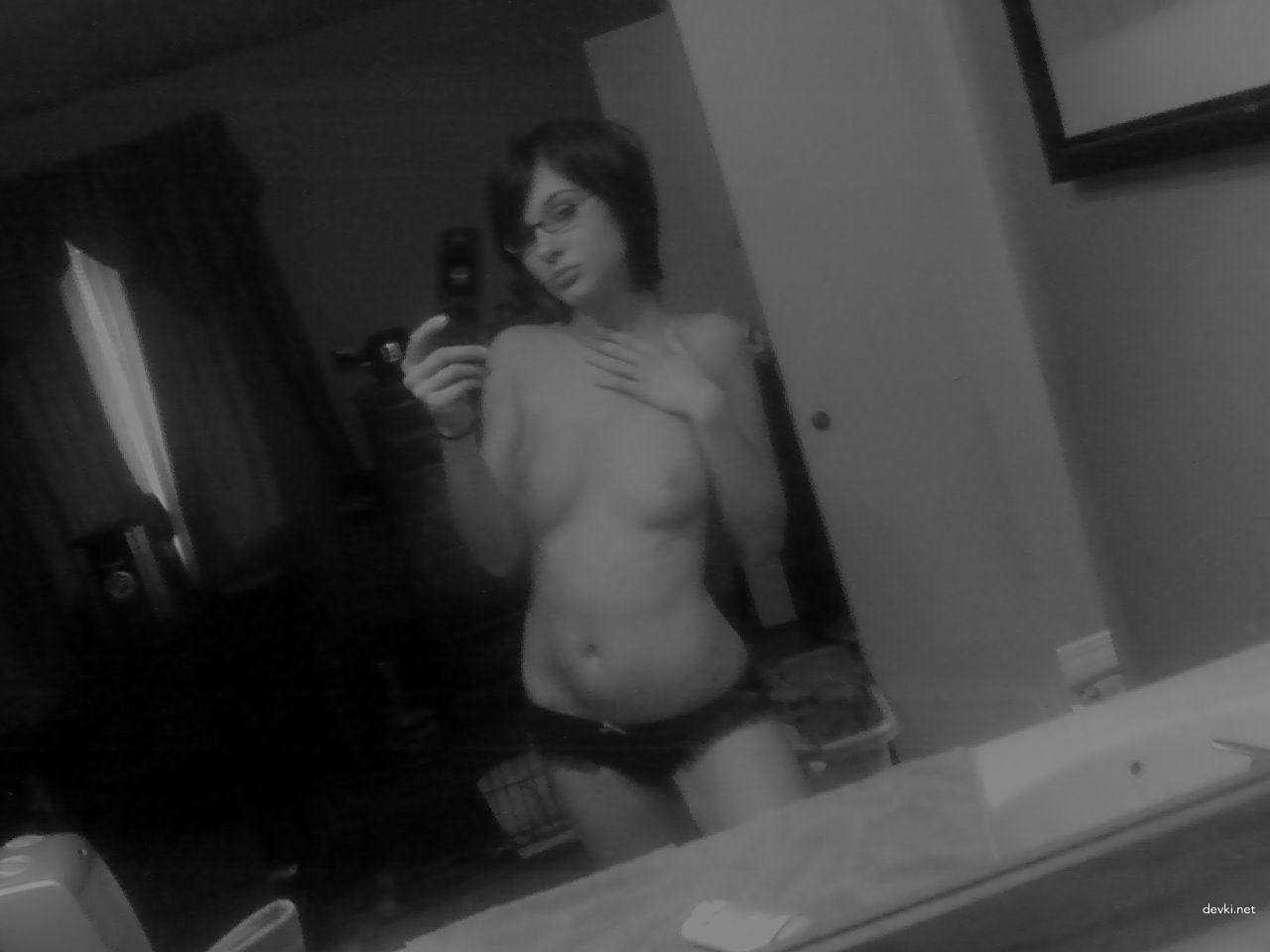 Hot Amateur Selfie of Cute Girl - Explicit Nude Photo Shoot