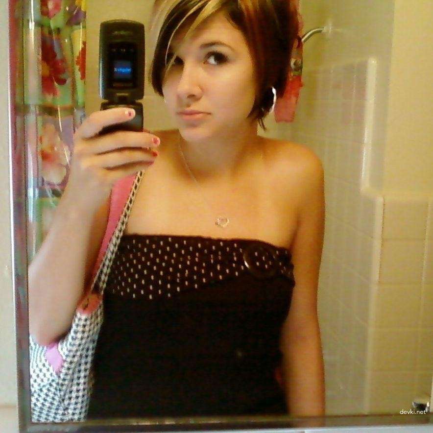 Hot Amateur Selfie of Cute Girl - Explicit Nude Photo Shoot