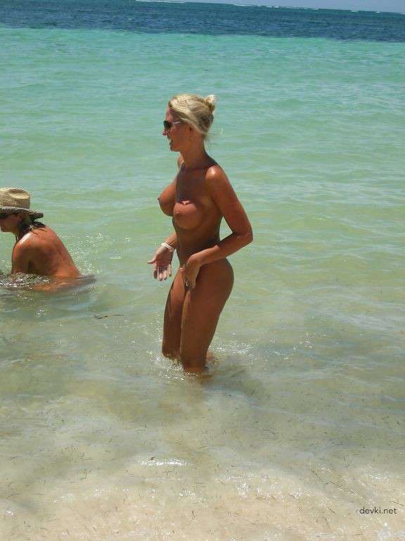 Swingers on Vacation Engage in Explicit Sex