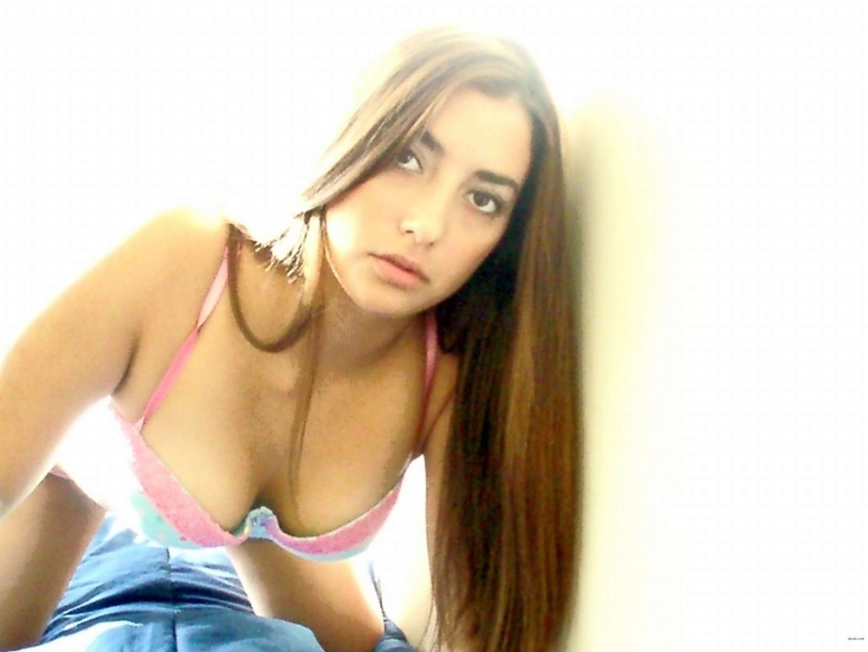 Stunning Naked Amateur Girl Exposed in Explicit Porn Photos