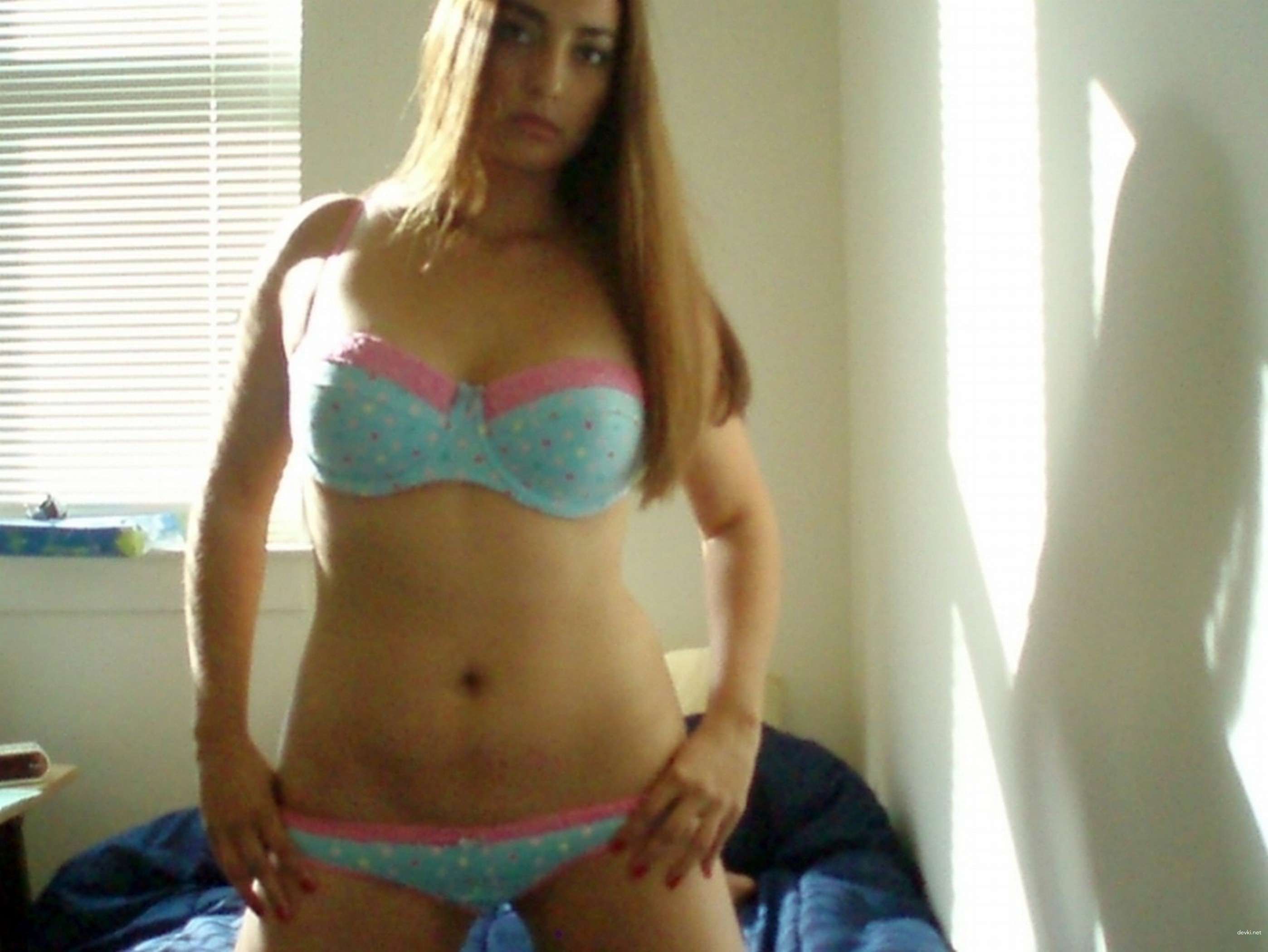 Stunning Naked Amateur Girl Exposed in Explicit Porn Photos