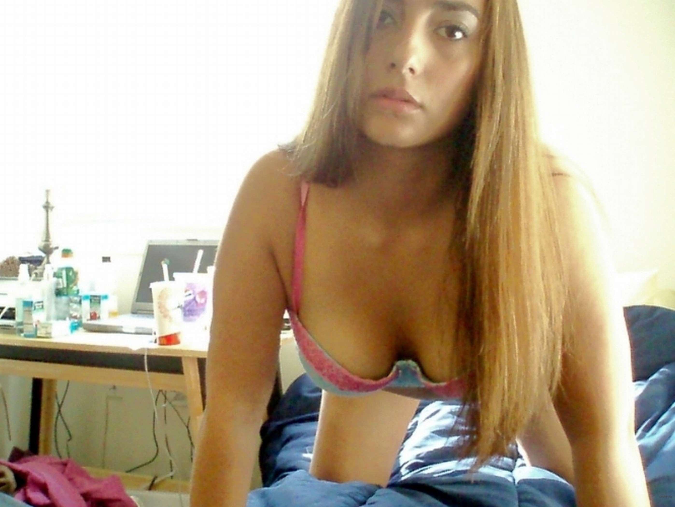 Stunning Naked Amateur Girl Exposed in Explicit Porn Photos