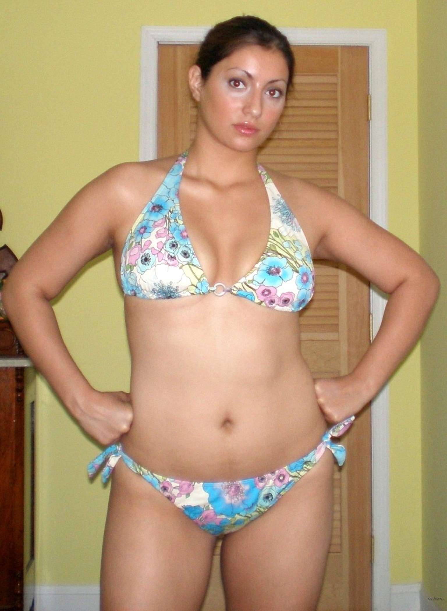 Stunning Naked Amateur Girl Exposed in Explicit Porn Photos