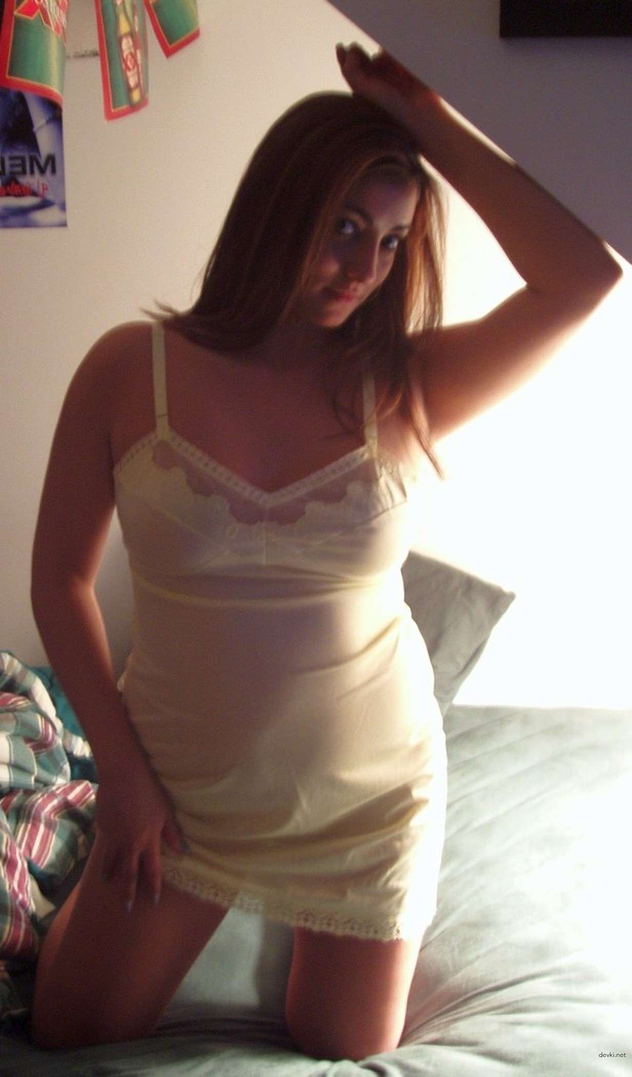 Stunning Naked Amateur Girl Exposed in Explicit Porn Photos