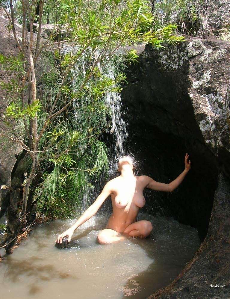 Raw Erotic Amateur Girl: Sensual Nude Photography