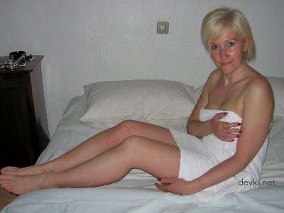 Mature Lady Strips - Explicit Amateur Porn Photo Set