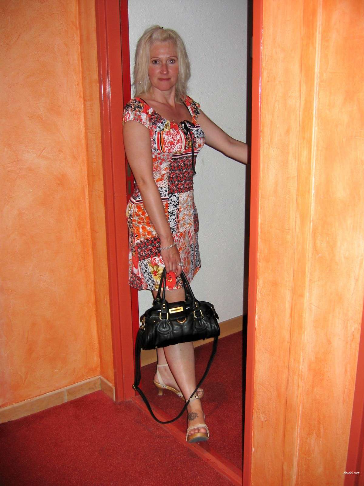 Mature Lady Strips - Explicit Amateur Porn Photo Set