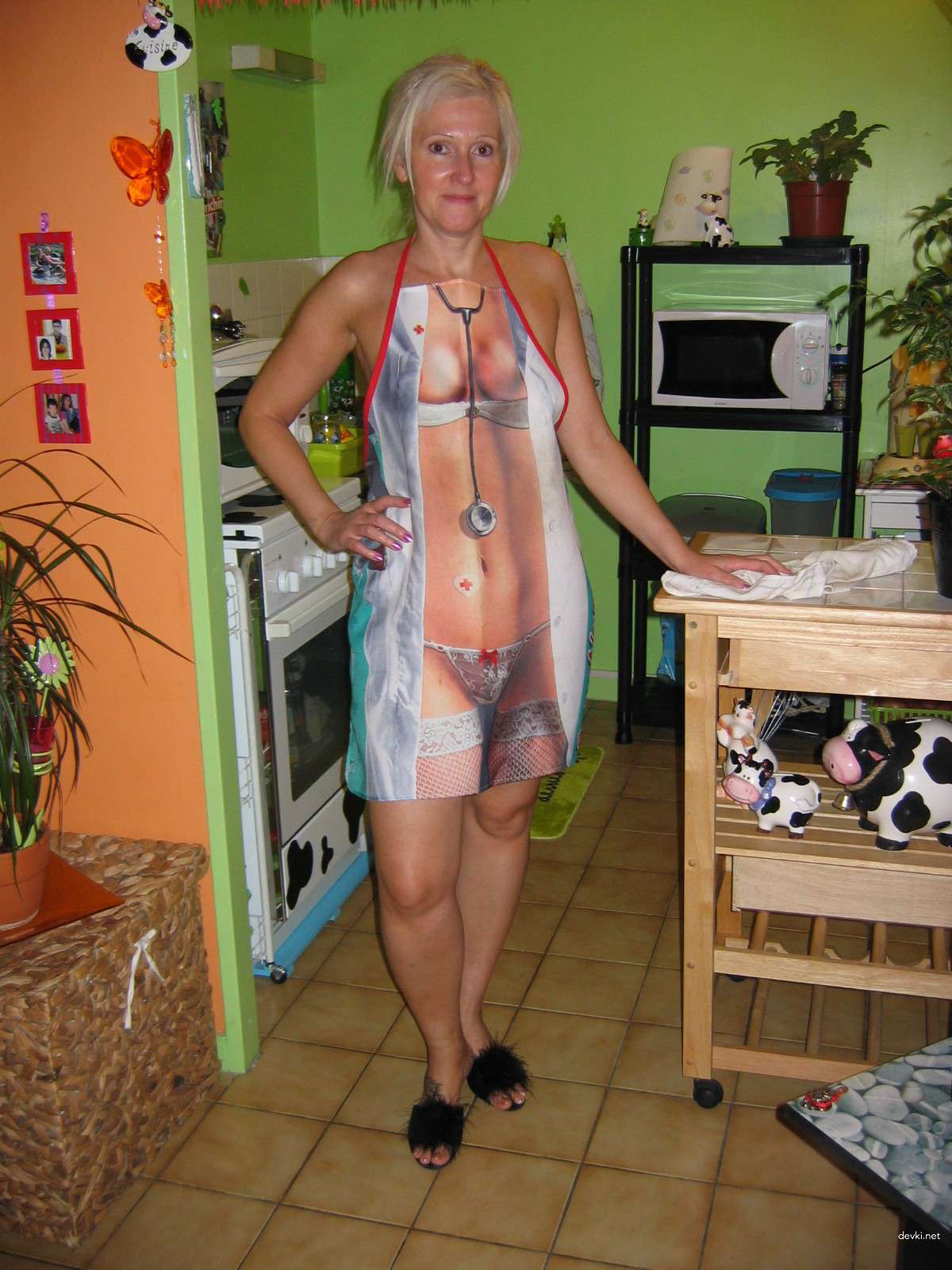 Mature Lady Strips - Explicit Amateur Porn Photo Set