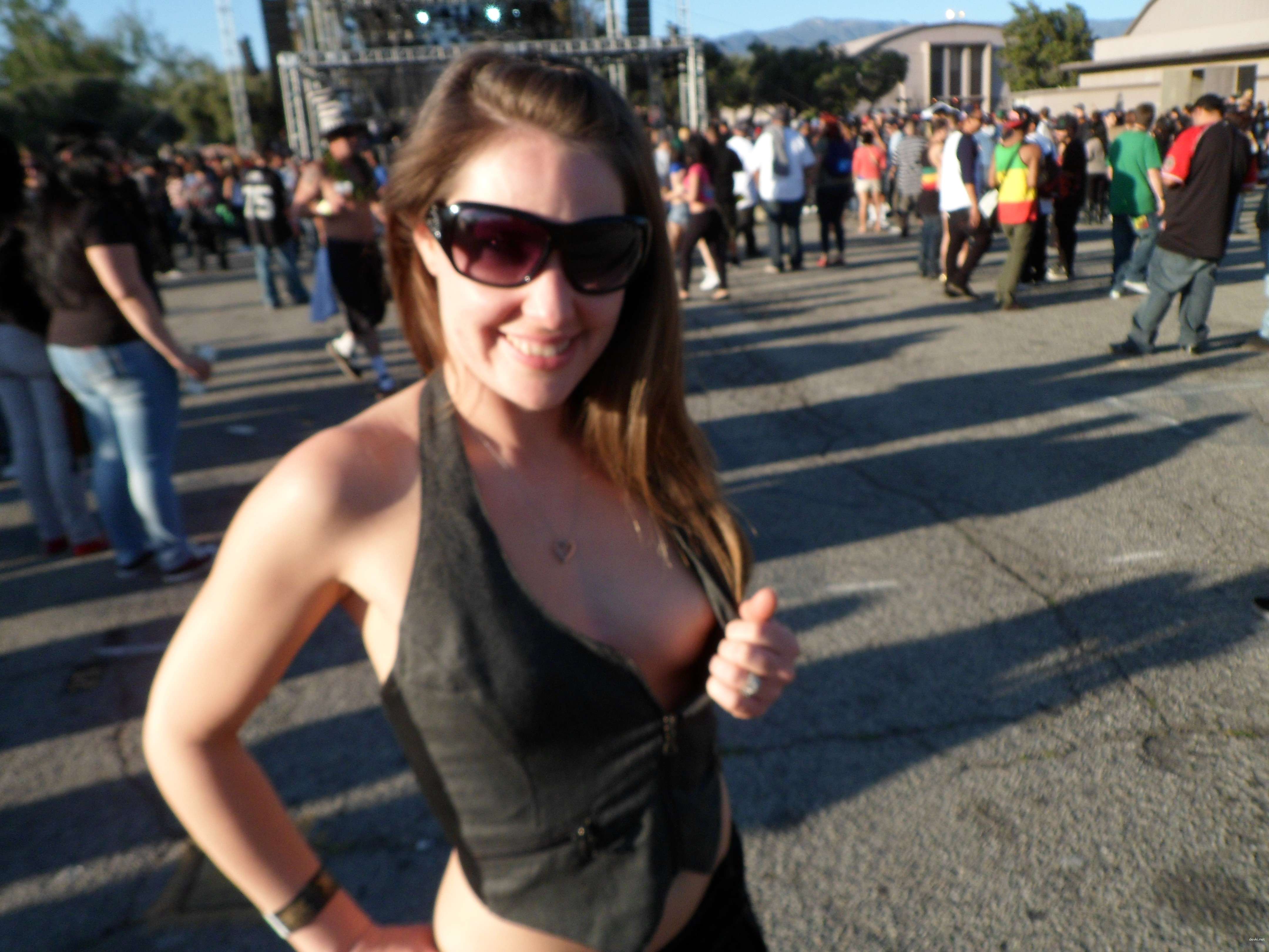 Girl flaunts her assets in public - Amateur porn pic