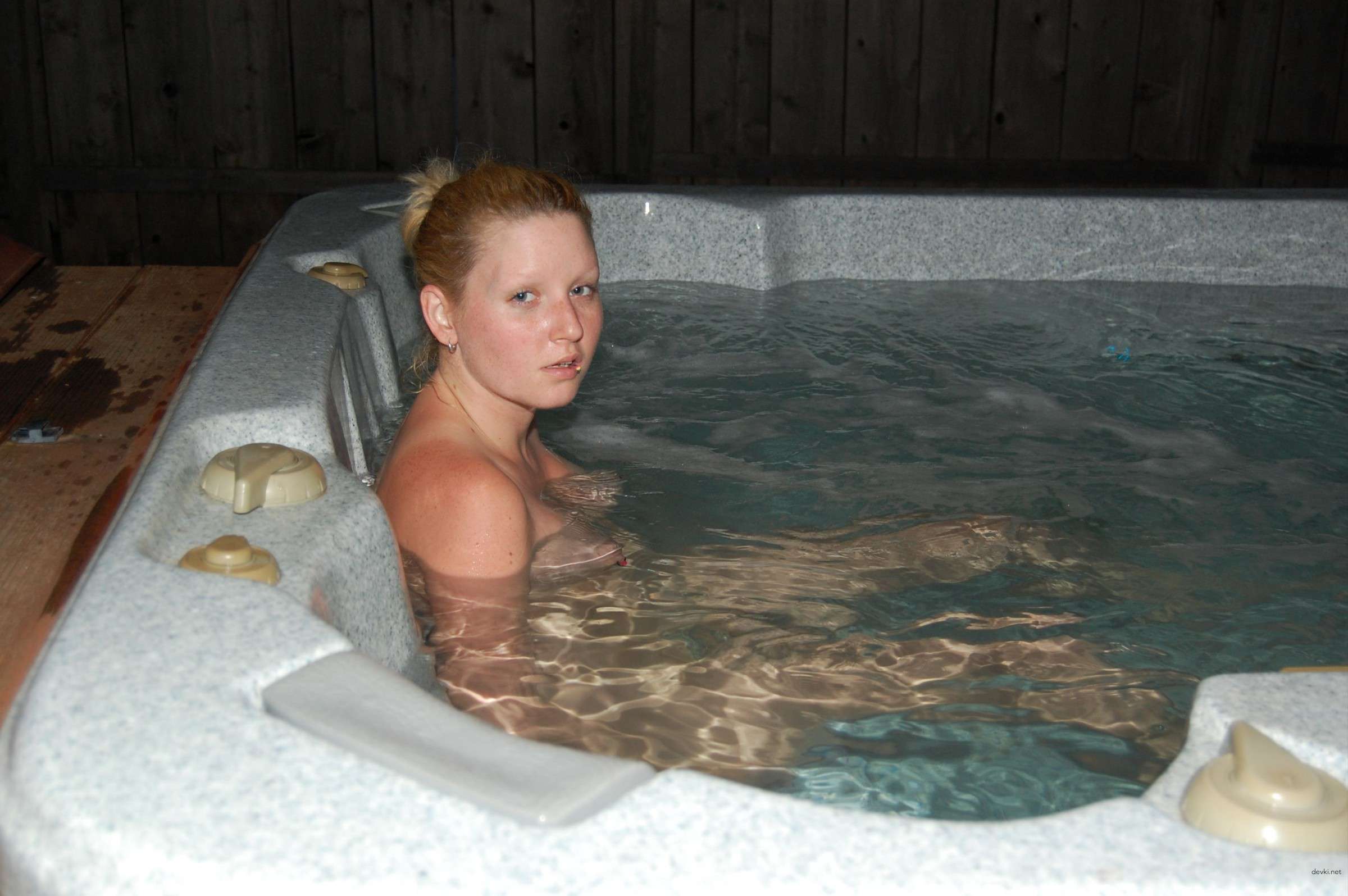 Long-Legged Blonde Shows Off Her Assets in Amateur Porn Pics