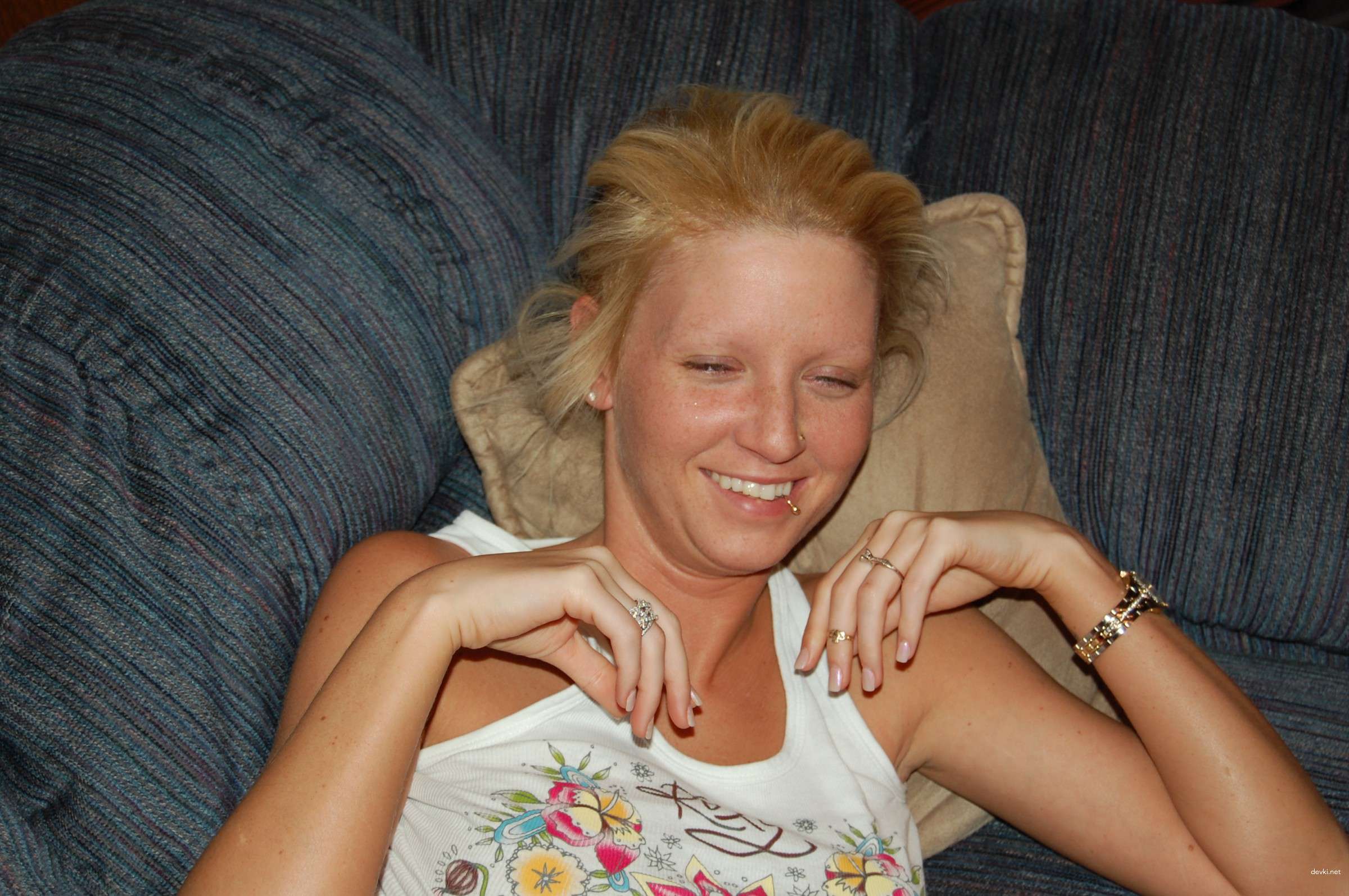 Long-Legged Blonde Shows Off Her Assets in Amateur Porn Pics