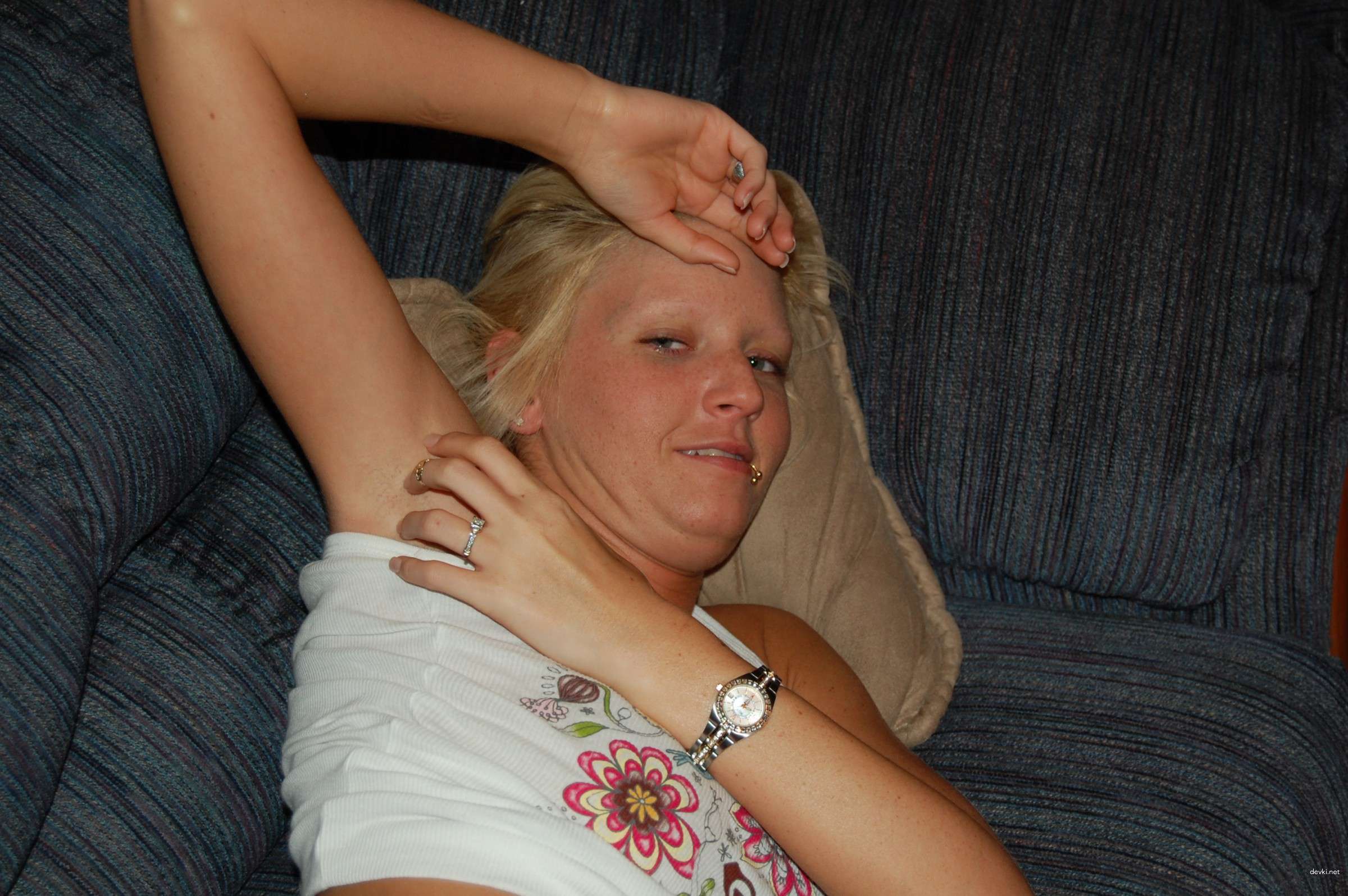 Long-Legged Blonde Shows Off Her Assets in Amateur Porn Pics