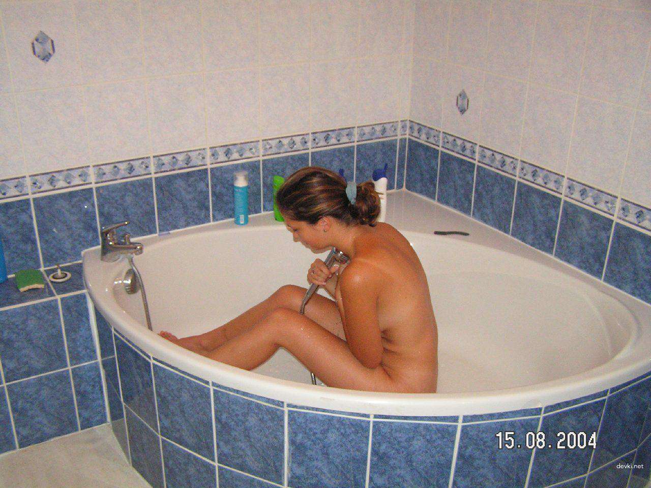 Amateur Porn: Sexy Chick with Hot Ass Gets Naughty in Explicit Photos