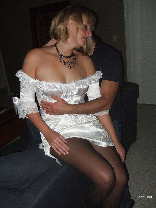 Naughty Blonde Babe Nude: Amateur Porn Photos