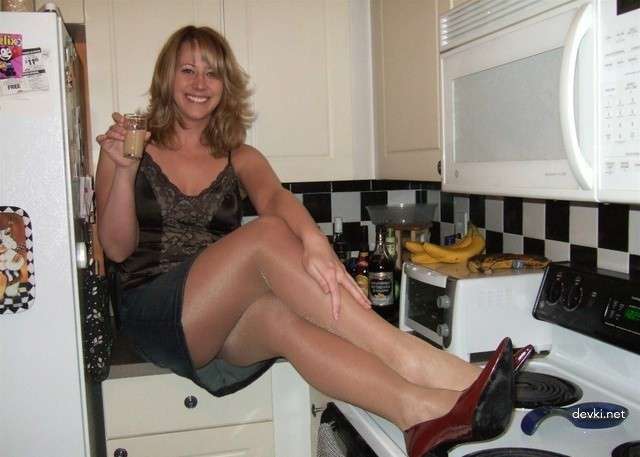 Naughty Blonde Babe Nude: Amateur Porn Photos