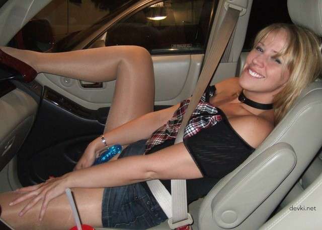 Naughty Blonde Babe Nude: Amateur Porn Photos