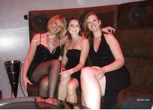 Naughty Blonde Babe Nude: Amateur Porn Photos