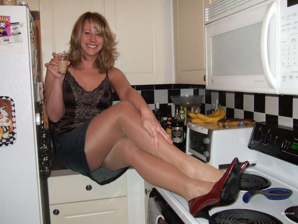 Naughty Blonde Babe Nude: Amateur Porn Photos