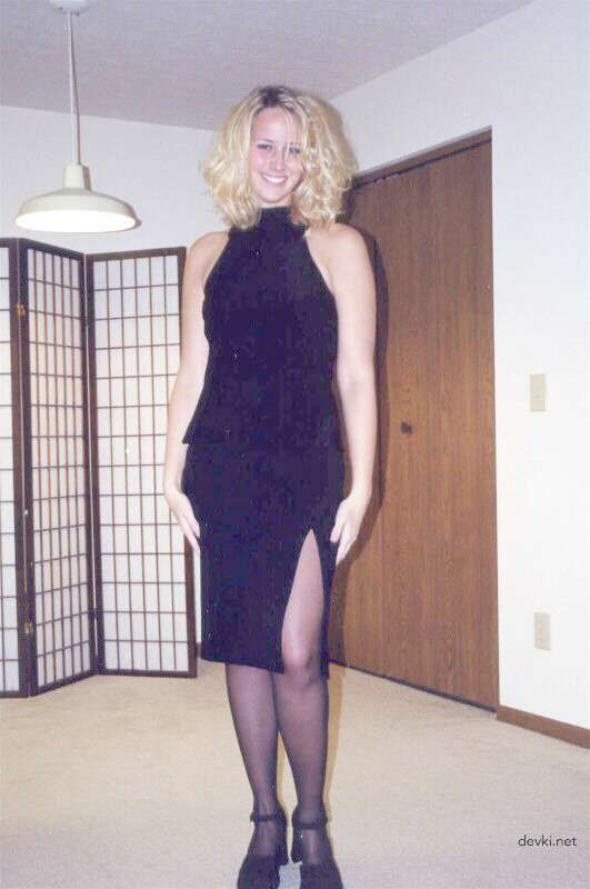 Naughty Blonde Babe Nude: Amateur Porn Photos