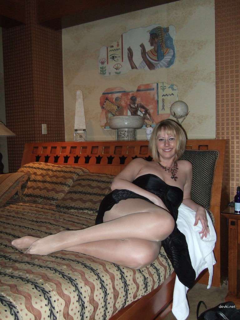 Naughty Blonde Babe Nude: Amateur Porn Photos