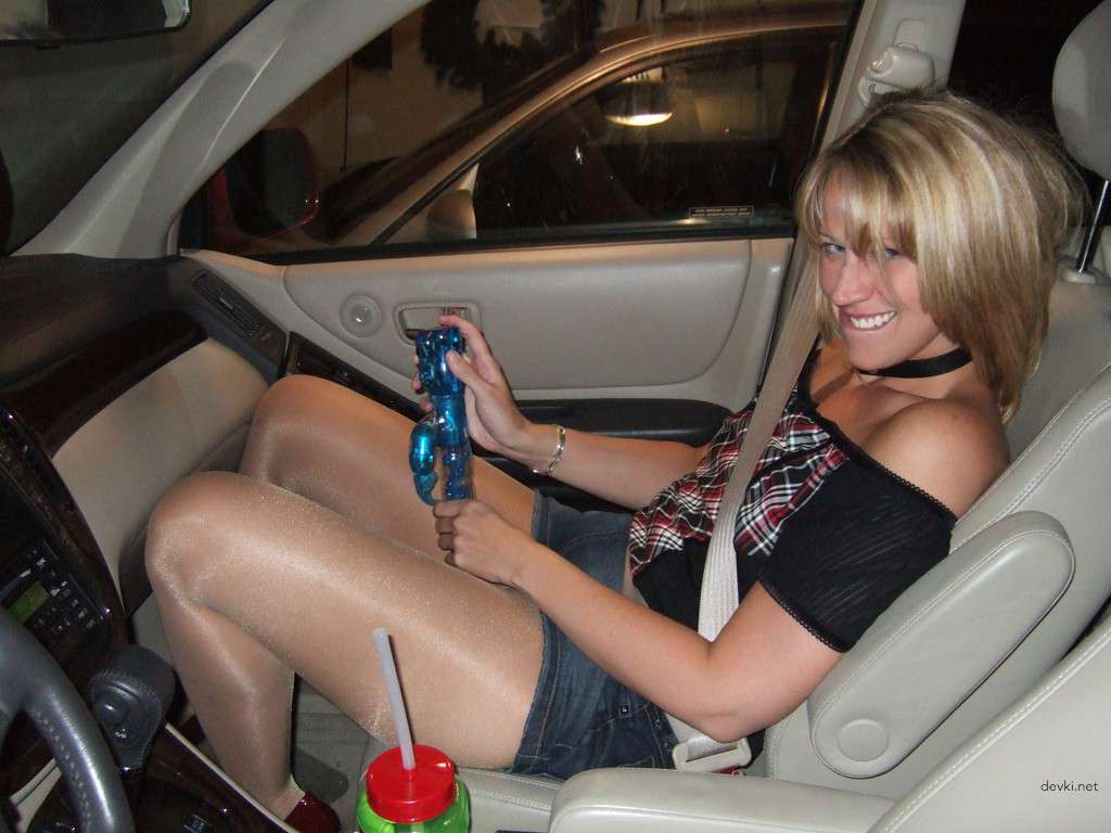 Naughty Blonde Babe Nude: Amateur Porn Photos