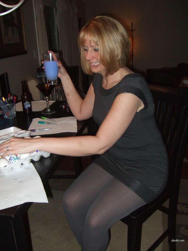 Naughty Blonde Babe Nude: Amateur Porn Photos