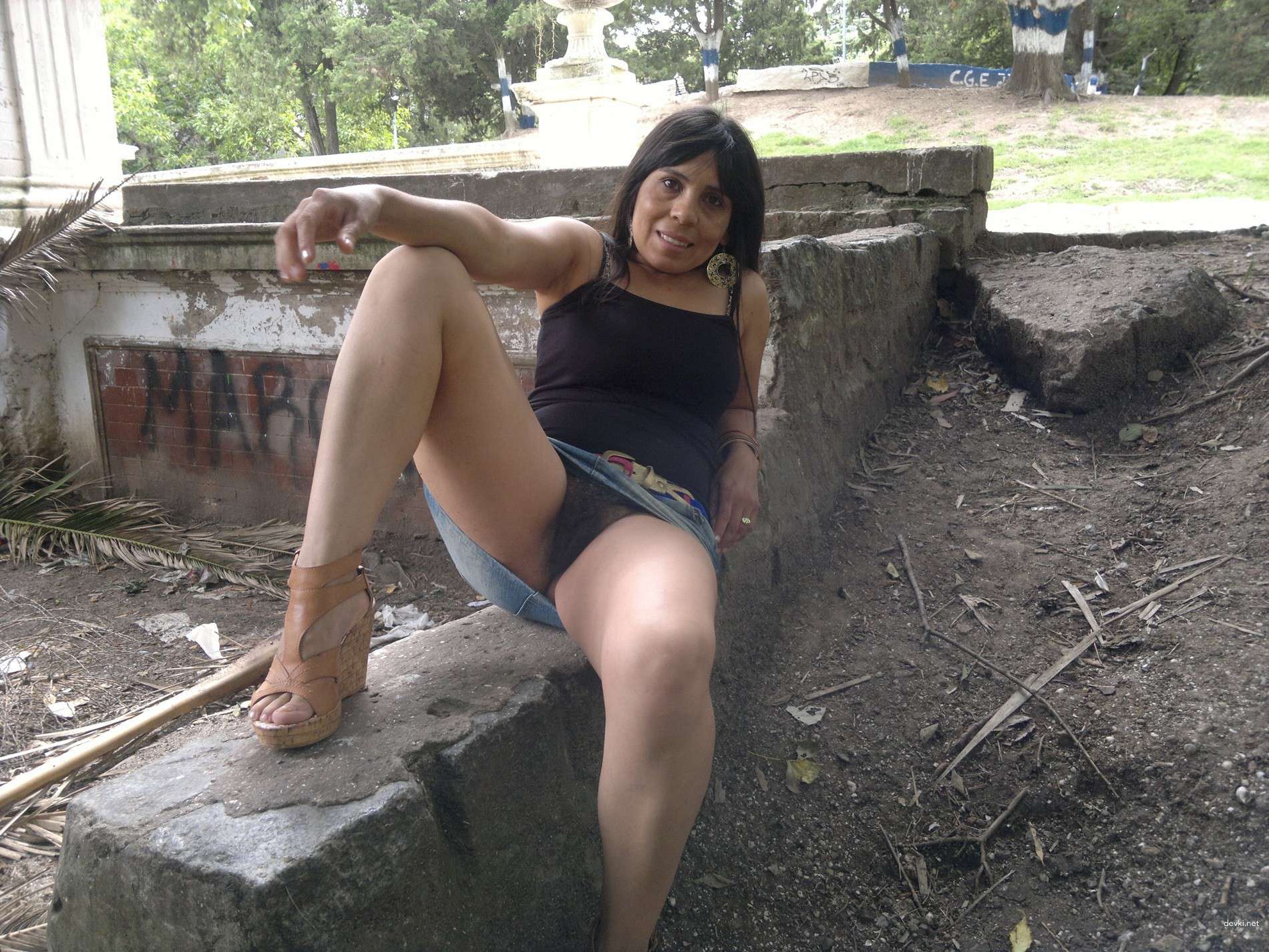 Mature Bitch with Hairy Pussy in Amateur Porn Photo Shoot