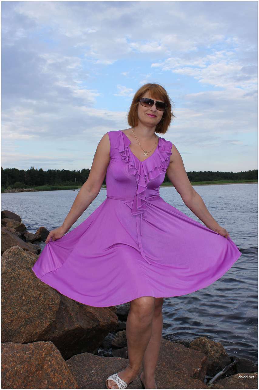 Sultry Amateur Woman Exuding Elegance - Sensual and Seductive Beauty Captured in Photos