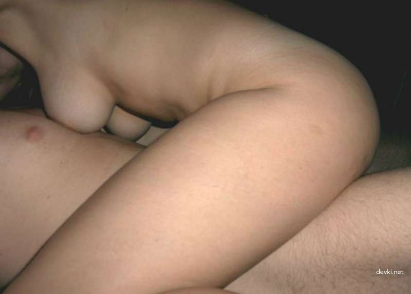 Seductive babe deepthroats cock in amateur porn pic