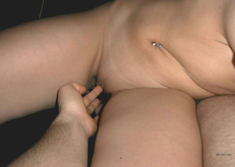 Seductive babe deepthroats cock in amateur porn pic