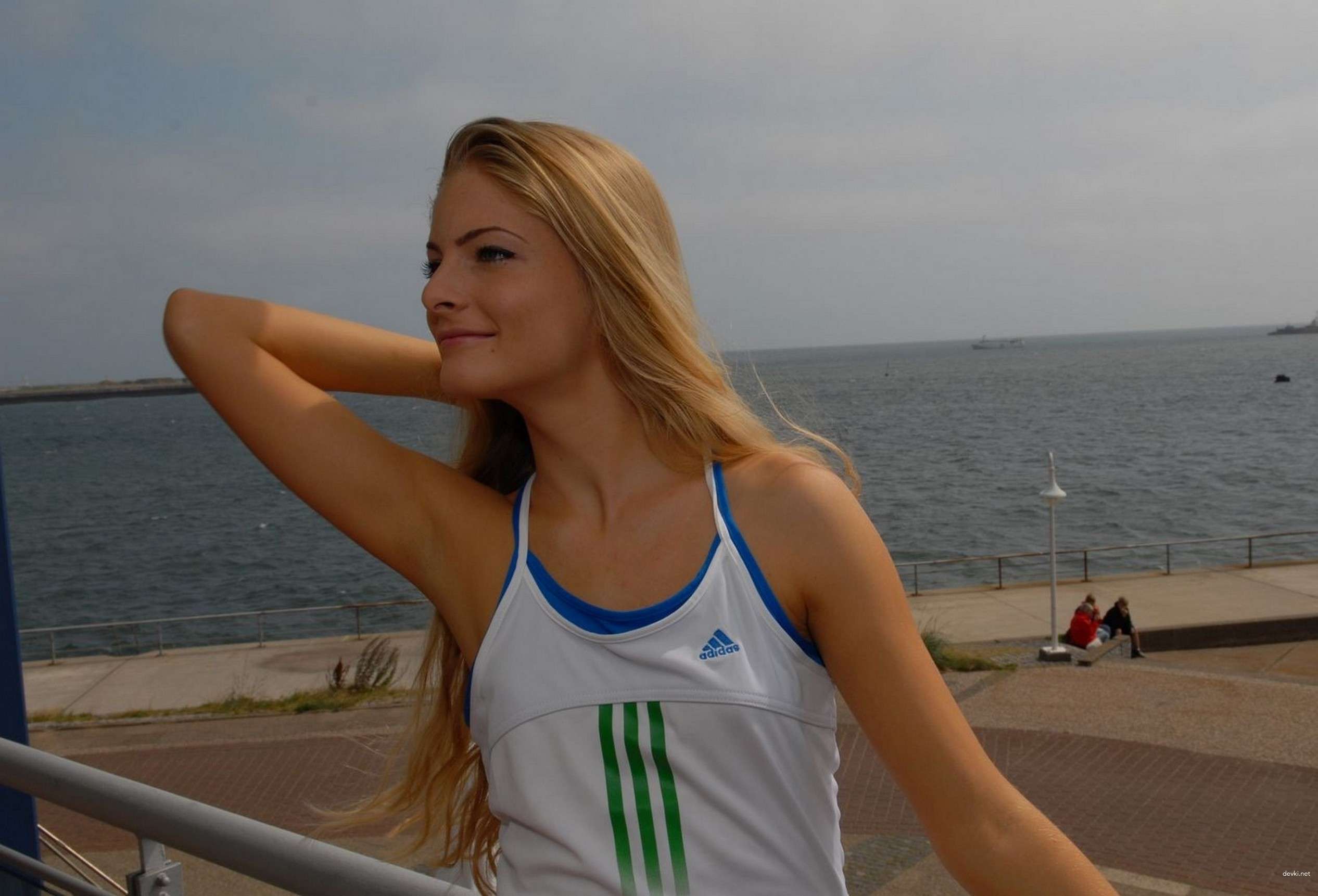 Hot Blonde Amateur Babe Exposing All in Provocative Photoshoot