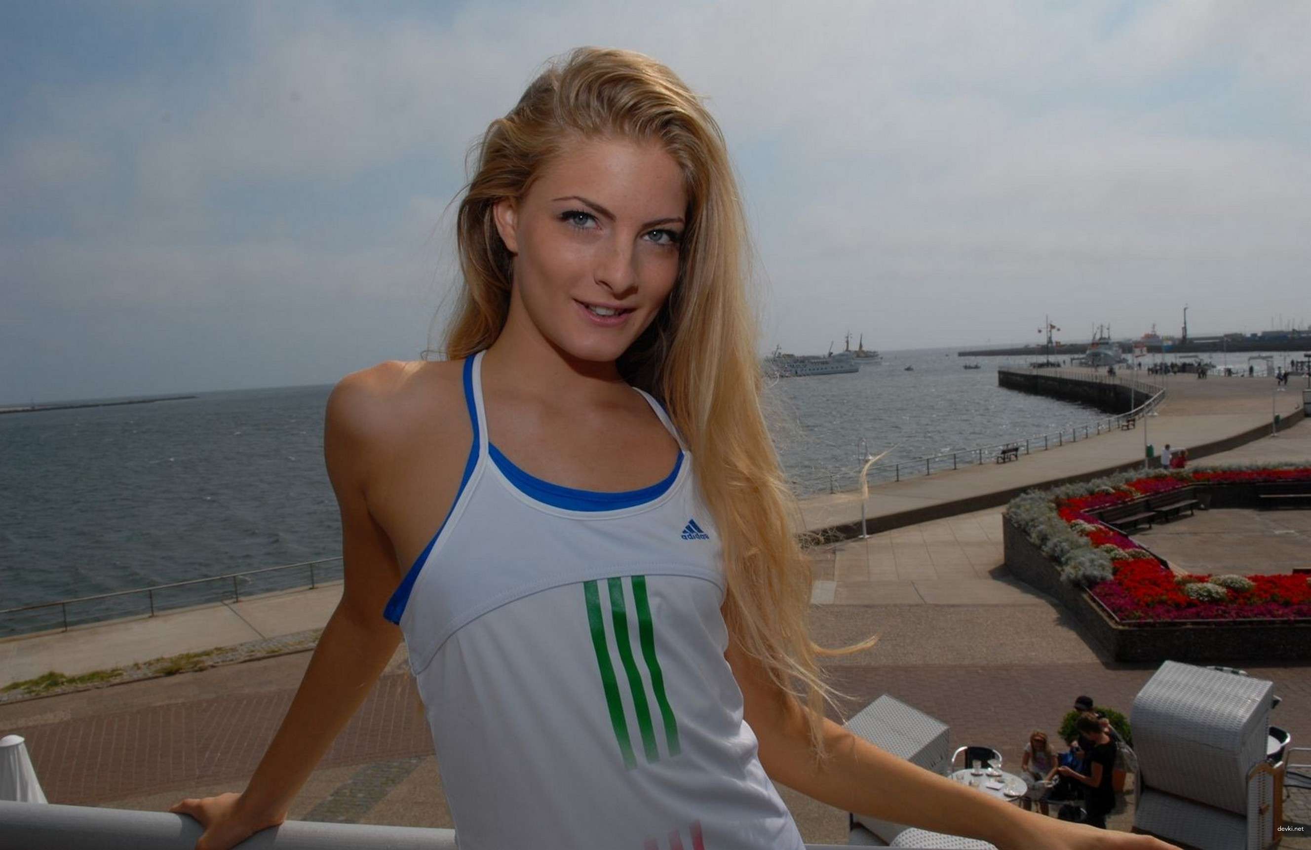 Hot Blonde Amateur Babe Exposing All in Provocative Photoshoot