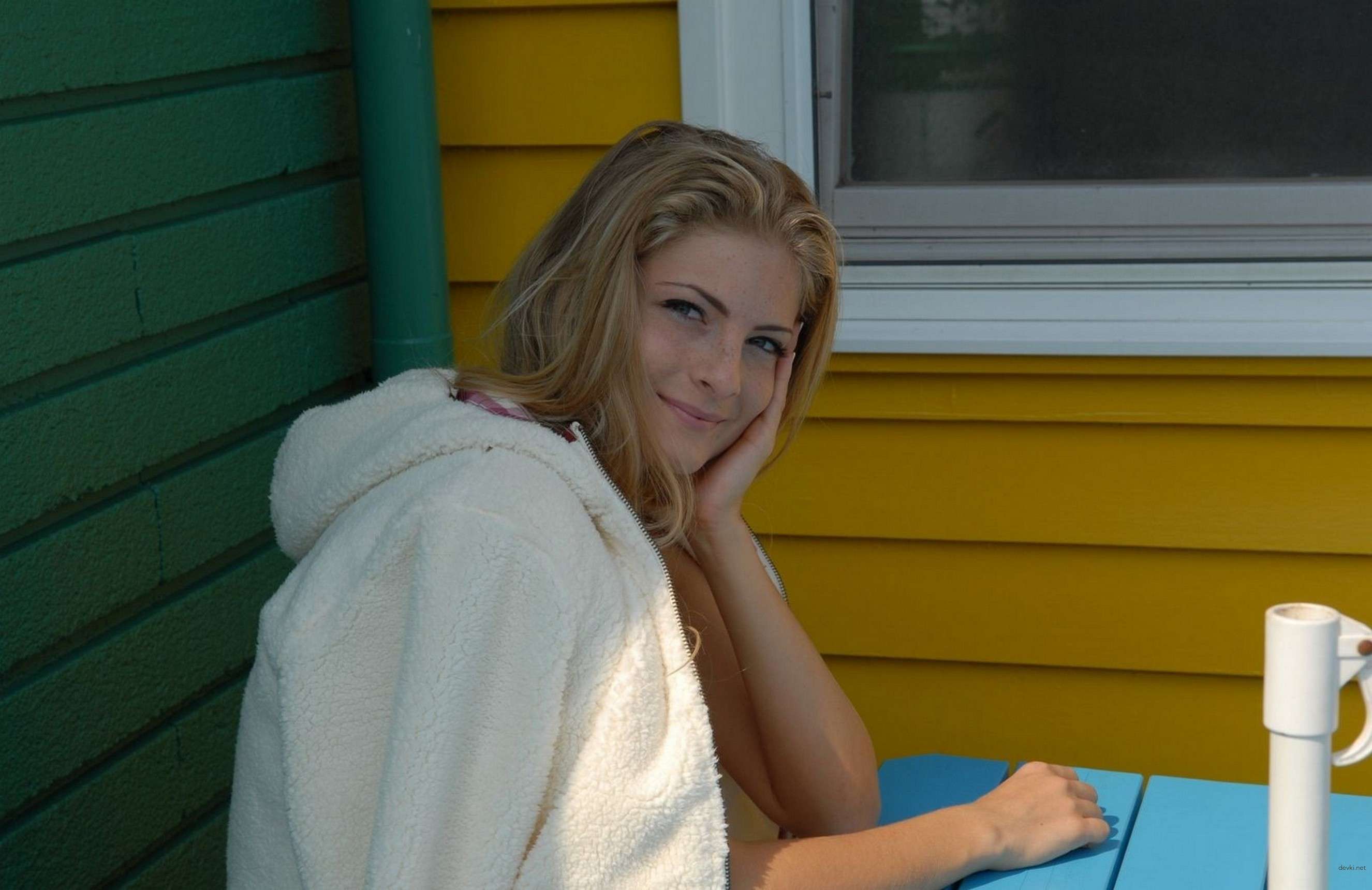Hot Blonde Amateur Babe Exposing All in Provocative Photoshoot
