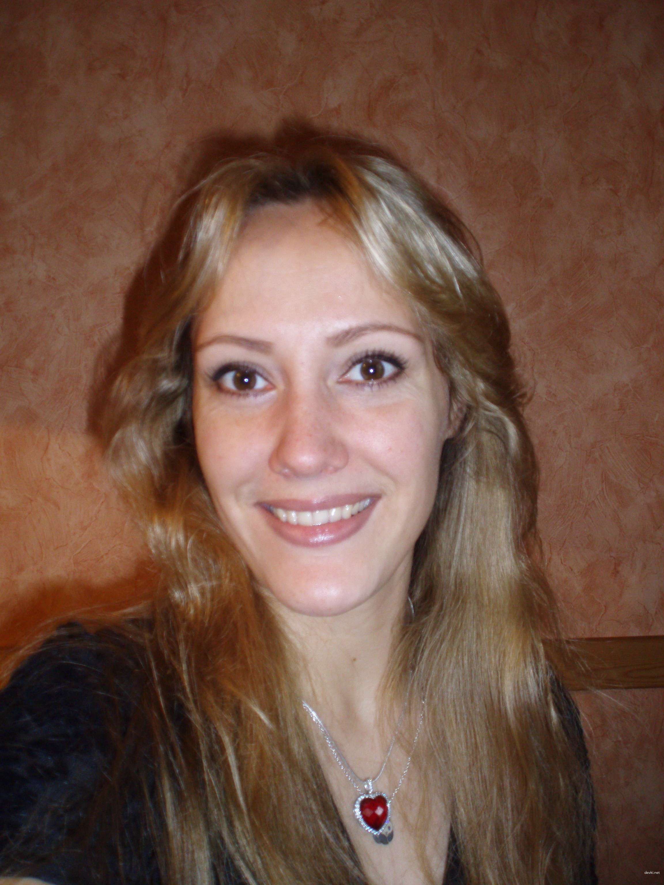 Sultry Brunette Amateur Porn: Sexy Skinny Babe in Explicit Action