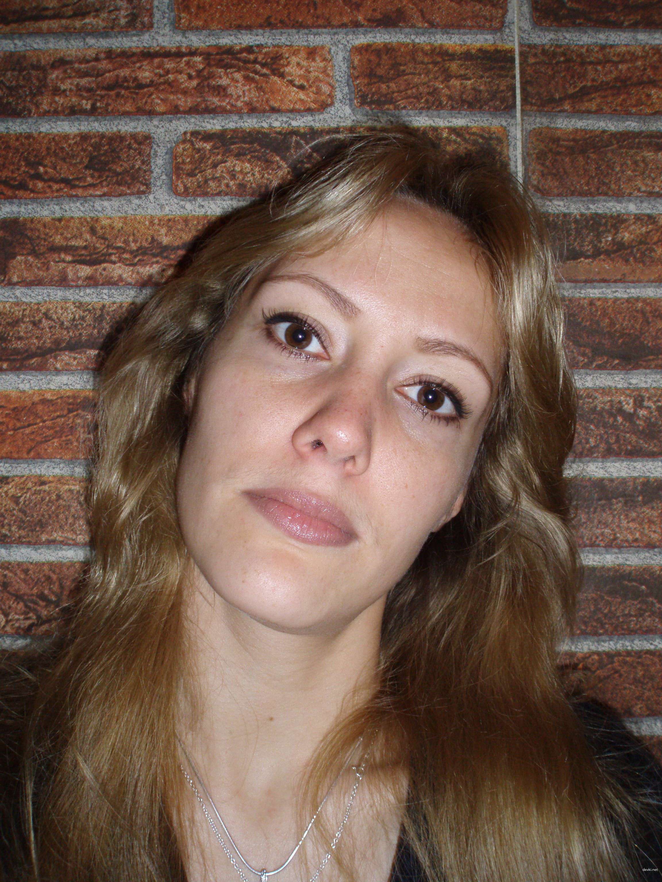 Sultry Brunette Amateur Porn: Sexy Skinny Babe in Explicit Action